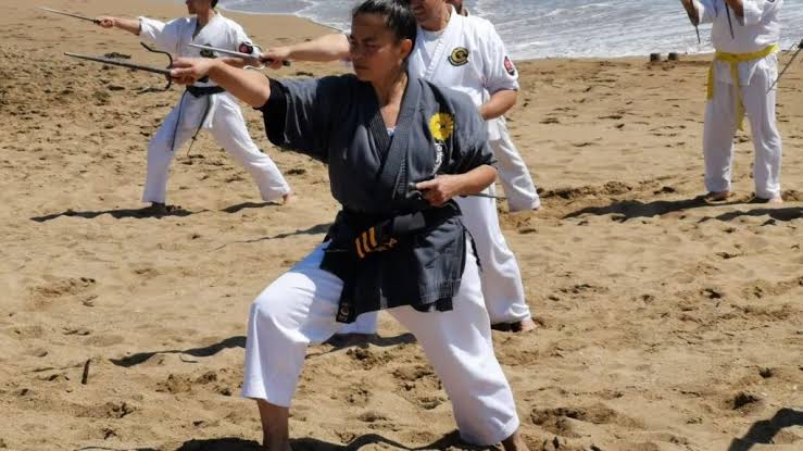 Práctica de Okinawa Kobudō en un entorno de entrenamiento