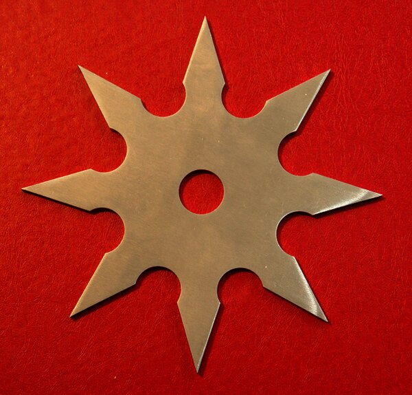 Fotografía de un hira-shuriken de varias puntas