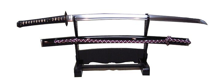 Fotografía de una katana moderna de hoja curva